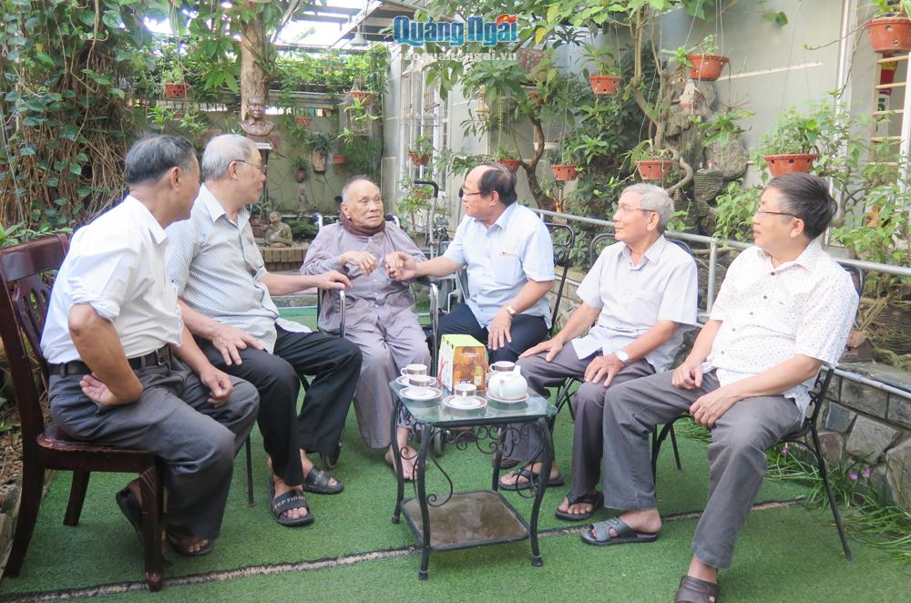 Ban Chủ nhiệm Câu lạc bộ Lê Trung Đình thăm hỏi hội viên Nguyễn Hồng Mão (94 tuổi), ở phường Trần Phú (TP.Quảng Ngãi). ẢNH: TH.THUẬN