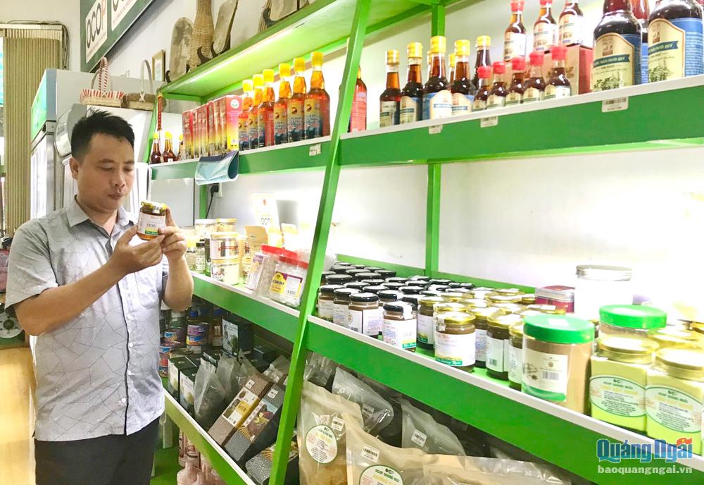 Nhiều sản phẩm đặc trưng của địa phương được bày bán tại các cửa hàng OCOP trên địa bàn TP.Quảng Ngãi.  Ảnh: Trung Ân