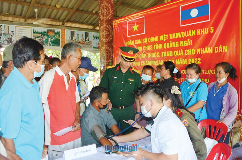 Bác sĩ Bệnh xá B21 (Bộ CHQS tỉnh Quảng Ngãi) khám bệnh cho người dân bản Xổm Khon, huyện Phôn Thong, tỉnh Champasak. 
