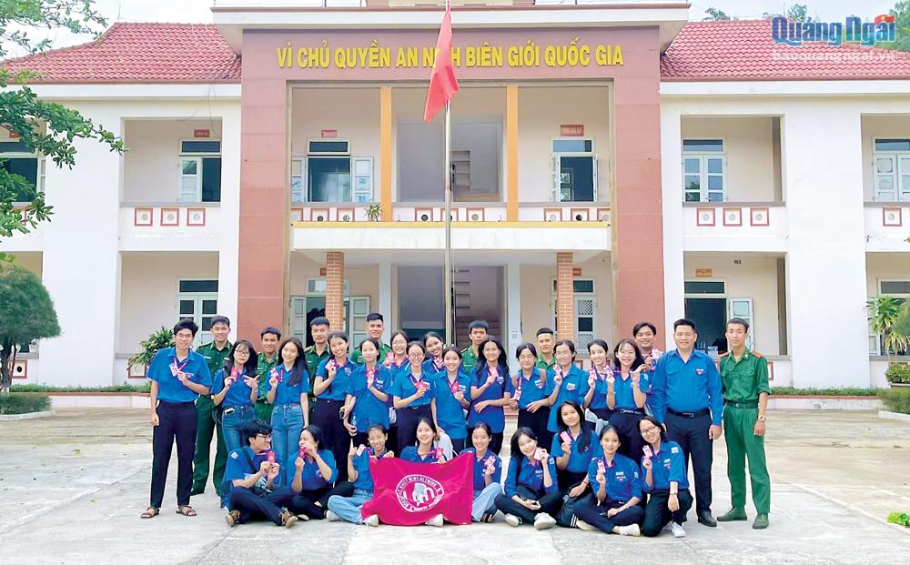 Học sinh Trường THPT Chuyên Lê Khiết giao lưu với cán bộ, chiến sĩ Đồn Biên phòng cửa khẩu cảng Dung Quất, xã Bình Thuận (Bình Sơn). 