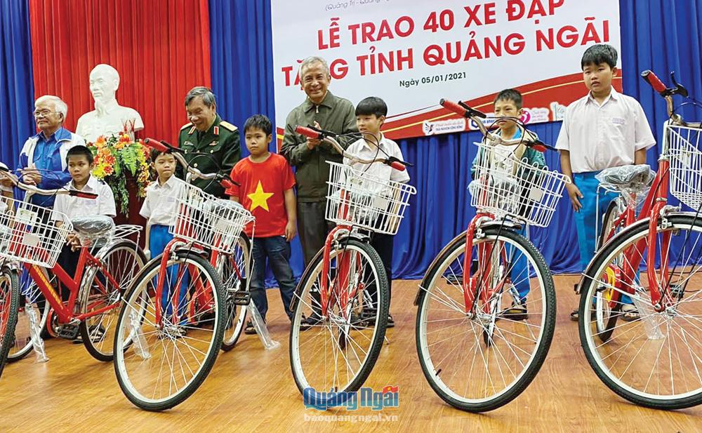 Tặng 40 xe đạp cho con em cựu TNXP, cựu cán bộ Đoàn.                                  Ảnh:PV
