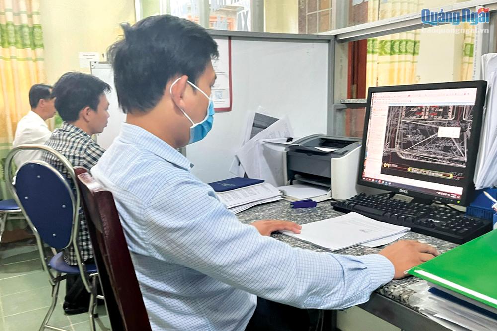 Công chức Văn phòng UBND xã Sơn Mùa (Sơn Tây) ứng dụng công nghệ thông tin trong giải quyết thủ tục hành chính cho người dân. 