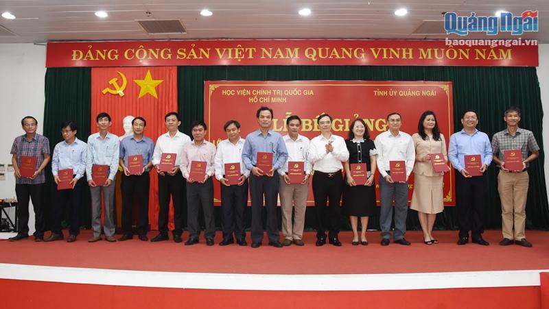 Các học viên nhận Giấy chứng nhận hoàn thành lớp bồi dưỡng, cập nhật kiến thức.