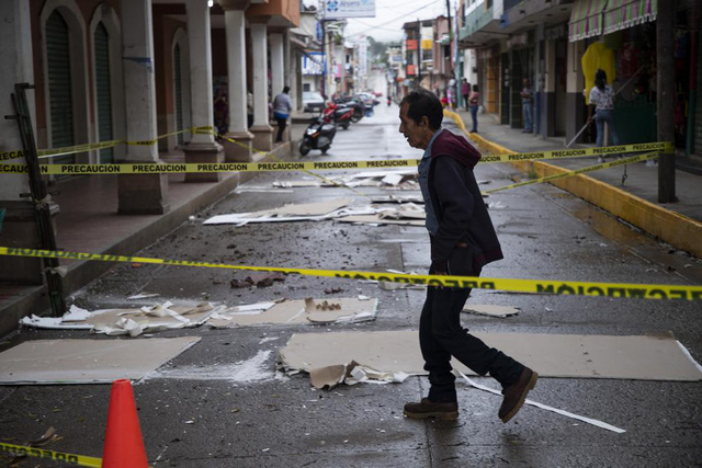 Con phố bị chăng dây với những mảnh vỡ do trận động đất ở Coalcomán, bang Michoacán, Mexico, ngày 20/9. (Ảnh: AP)