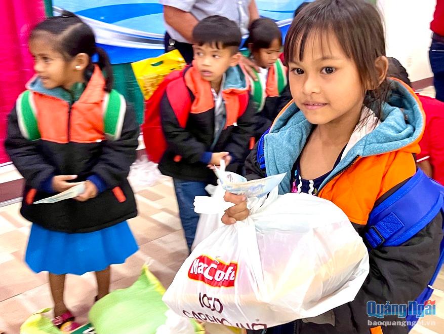 Hội Chữ Thập đỏ tỉnh: Trao 200 suất quà cho học sinh khó khăn xã Ba Nam