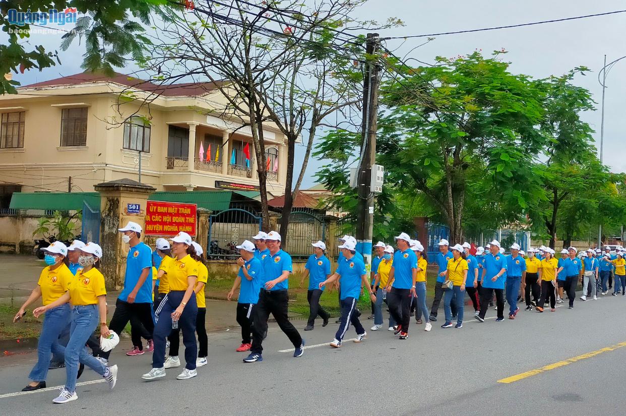 Cán bộ, đoàn viên, thanh niên và người dân huyện Nghĩa Hành tham gia đi bộ tại sự kiện.