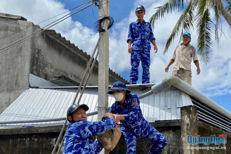 Trạm Cảnh sát biển 2 tại huyện Lý Sơn giúp dân chằng chống nhà cửa.