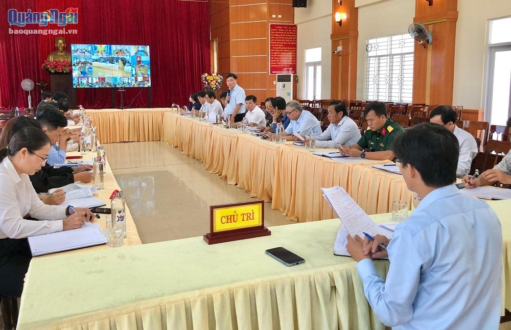 Quang cảnh cuộc họp bàn phương án ứng phó với bão số 4 tại huyện Bình Sơn.