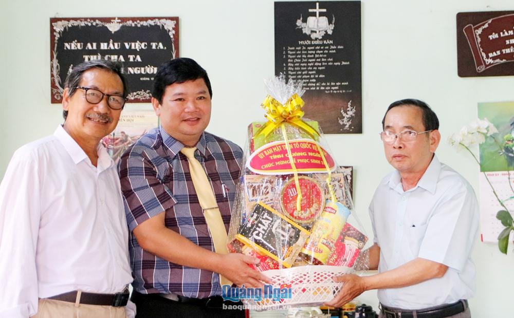 Đại diện lãnh đạo Ủy ban MTTQ Việt Nam tỉnh thăm, tặng quà Chi hội Tin lành Mộ Đức.  Ảnh: NGỌC VIÊN