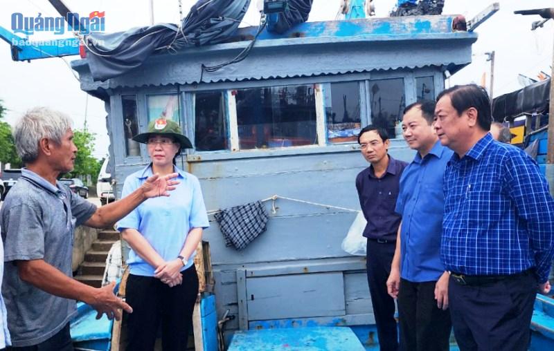 Bộ trưởng Bộ NN&PTNT Lê Minh Hoan thăm hỏi, động viên ngư dân. 