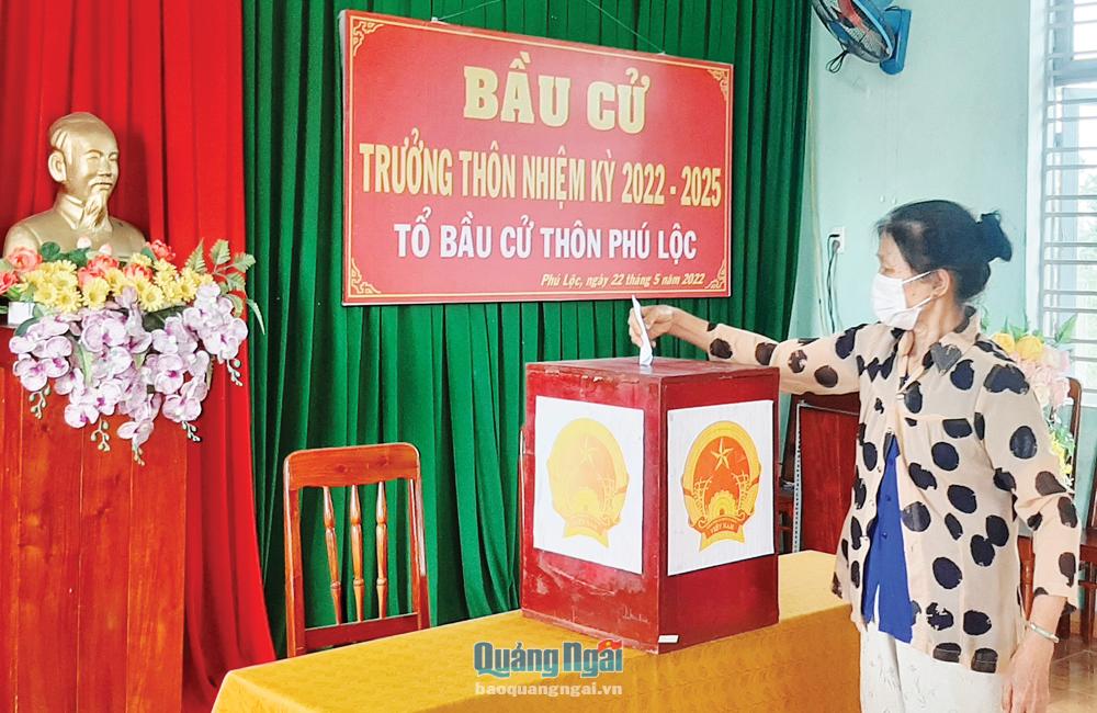 Cử tri bỏ phiếu bầu Trưởng thôn Phú Lộc, xã Bình Trung (Bình Sơn), nhiệm kỳ 2022 - 2025.  Ảnh: BS