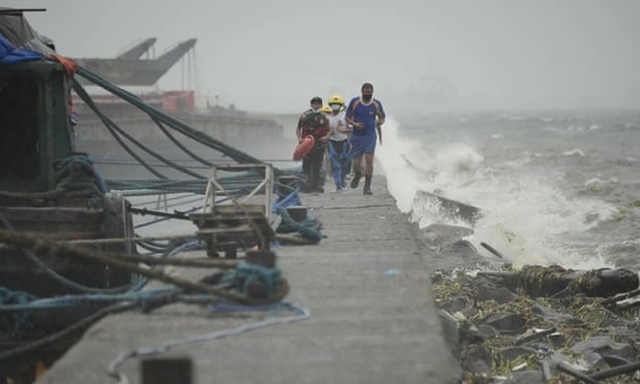 Bão Noru đổ vào đảo chính Luzon hồi cuối tuần với sức gió lên tới 185 km/h - Ảnh: AFP