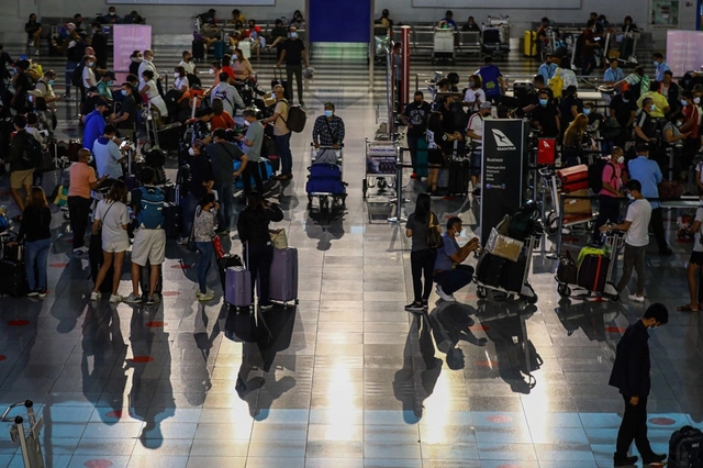 Nhiều chuyến bay nội địa và quốc tế đến và đi từ Manila bị hủy - Ảnh: Người dân chờ đợi tại sân bay quốc tế Ninoy Aquino ở Manila ngày 25/9 (ABS-CBN)