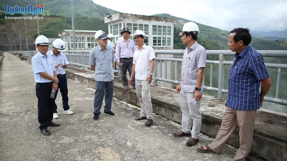 Đồng chí Võ Văn Quỳnh (thứ 3 bên trái) kiểm tra công tác phòng chống bão số 4 ở thủy điện Đắkđrinh 