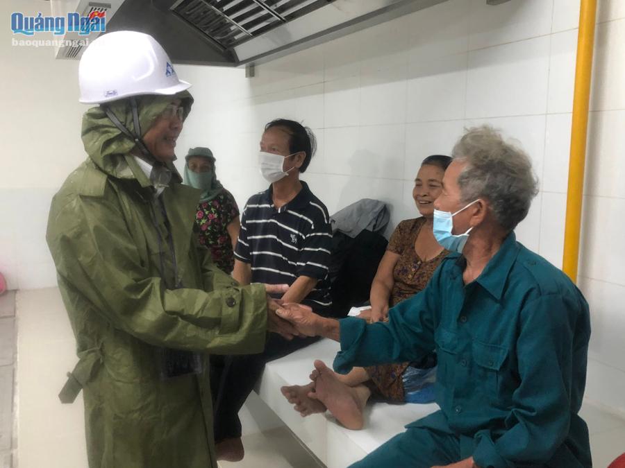 Phó Chủ tịch UBND huyện Bình Sơn Ngô Văn Dụng thăm hỏi người dân tránh bão tại Khu nhà ở của Hòa Phát Dung Quất