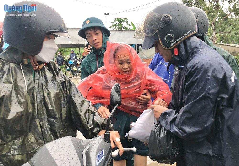 Người dân thôn Sơn Trà 2, xã Bình Đông (Bình Sơn) được hỗ trợ đi sơ tán tránh bão.