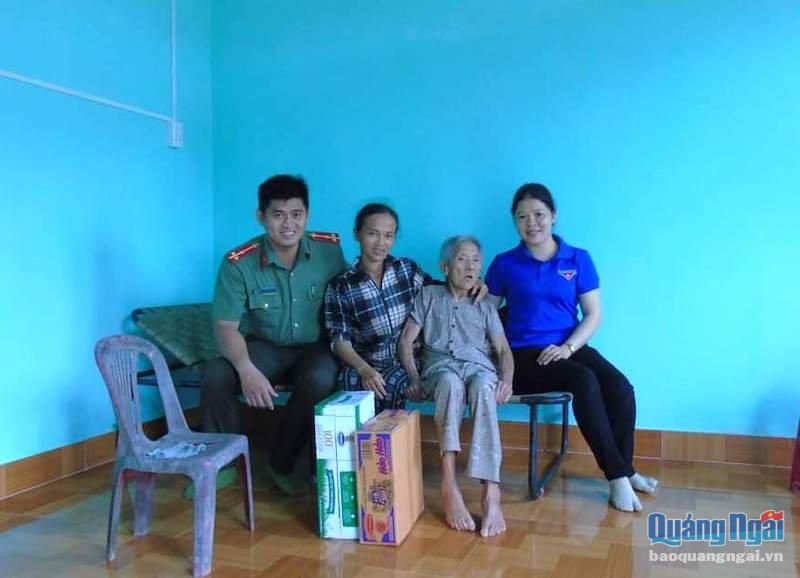 Đoàn Thanh niên Công an TX.Đức Phổ và Đoàn xã Phổ Phong giúp cụ Trần Thị Mai (94 tuổi), ở thôn Vĩnh Xuân, xã Phổ Phong, hiện sống neo đơn, có chỗ ở an toàn trong bão số 4. Ảnh: TRUNG TẨN