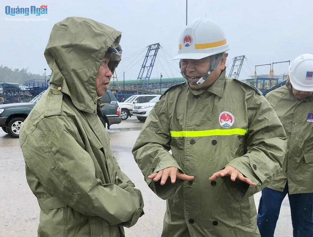 Thứ trưởng Bộ NN&PTNT Nguyễn Hoàng Hiệp kiểm tra công tác ứng phó với bão số 4 tại Cảng PTSC.