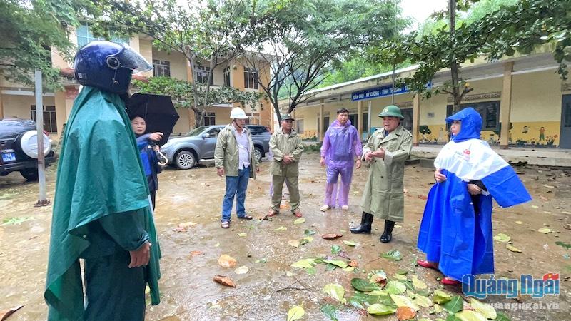 Phó Chủ tịch Thường trực UBND tỉnh Trần Hoàng Tuấn kiểm tra và chỉ đạo bố trí các điểm đi dời dân trú bão an toàn.