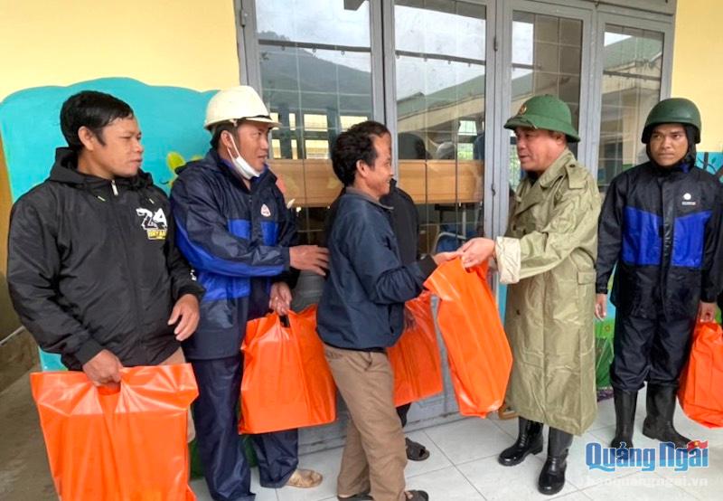 Phó Chủ tịch Thường trực UBND tỉnh Trần Hoàng Tuấn kiểm tra công tác ứng phó bão số 4 tại Trà Bồng
