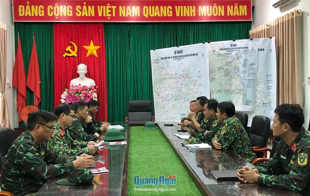 Sở Chỉ huy bổ trợ ứng phó bão số 4 họp bàn phương án hỗ trợ người dân với lãnh đạo huyện Bình Sơn.