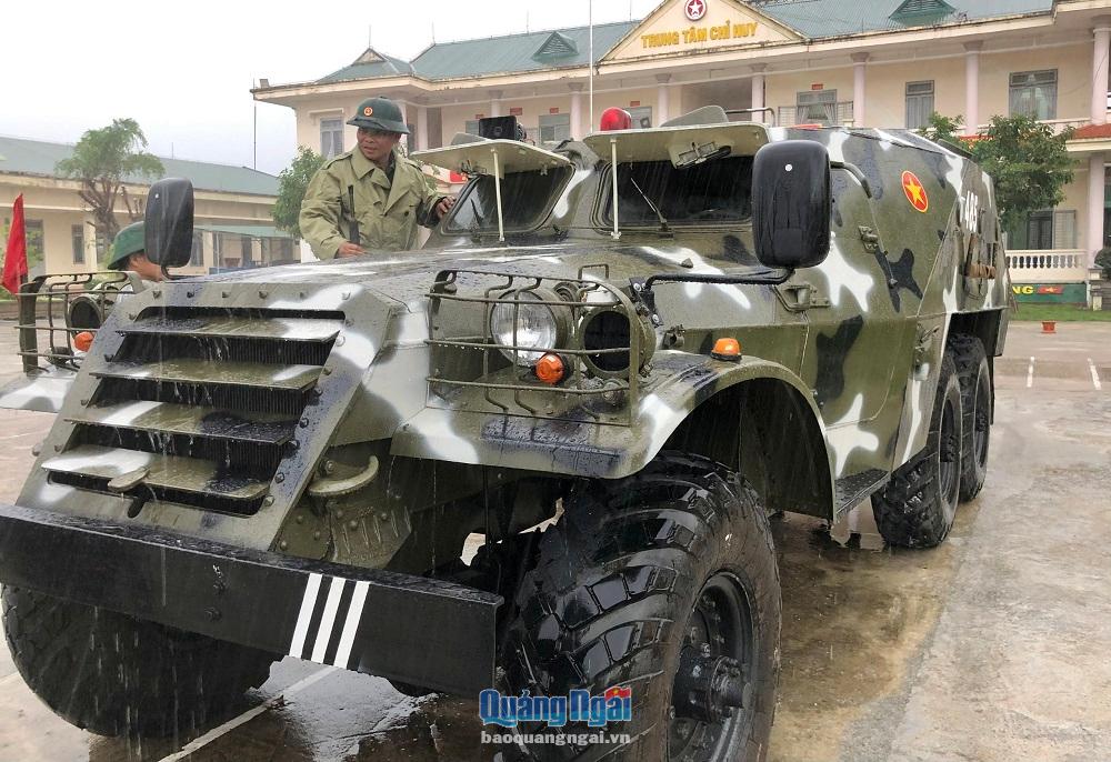 Xe thiết giáp đặc chủng được điều động hỗ trợ công tác ứng phó bão số 4 tại Bình Sơn.