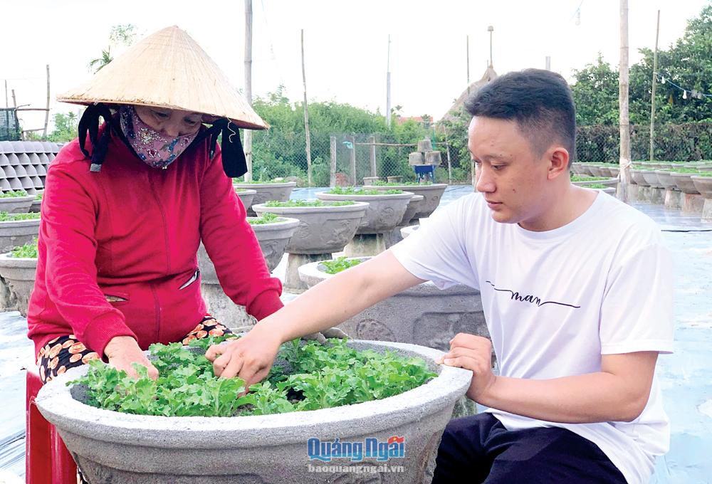 Trưởng thôn trẻ tuổi nhất của huyện Tư Nghĩa (23 tuổi) Tống Thới Đoàn thăm hỏi nông dân chuẩn bị vào vụ hoa tết Nguyên đán 2023.    Ảnh: THANH THUẬN