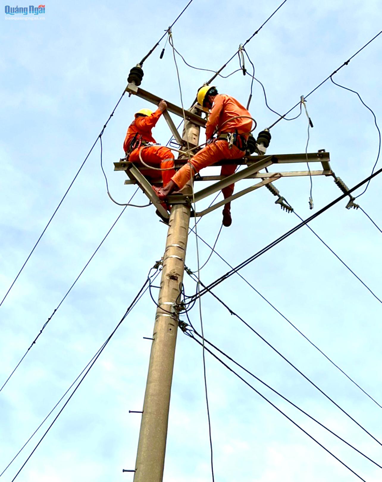 Điện lực Lý Sơn tập trung khắc phục sự cố, cấp điện cho người dân trên đảo.