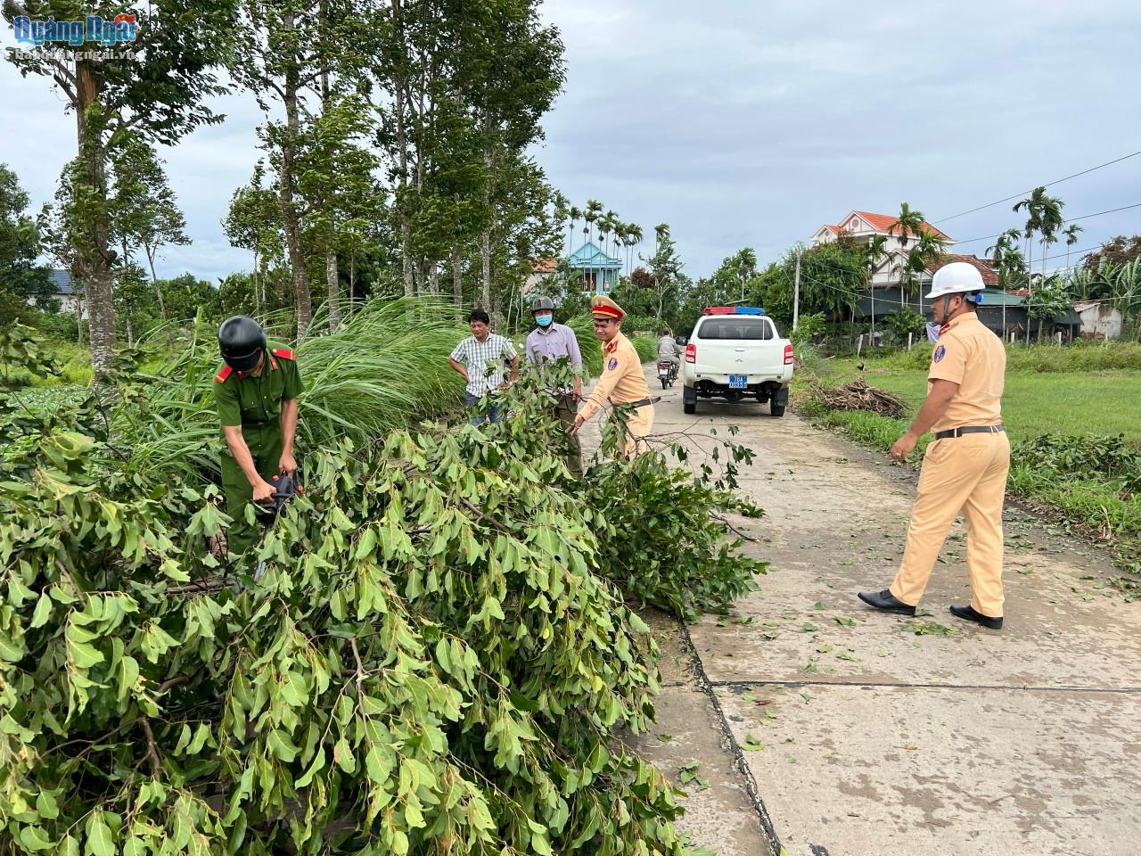 Công an st phát dọn cây bị đổ ngã để đảm bảo an toàn cho nhân dân đi lại.