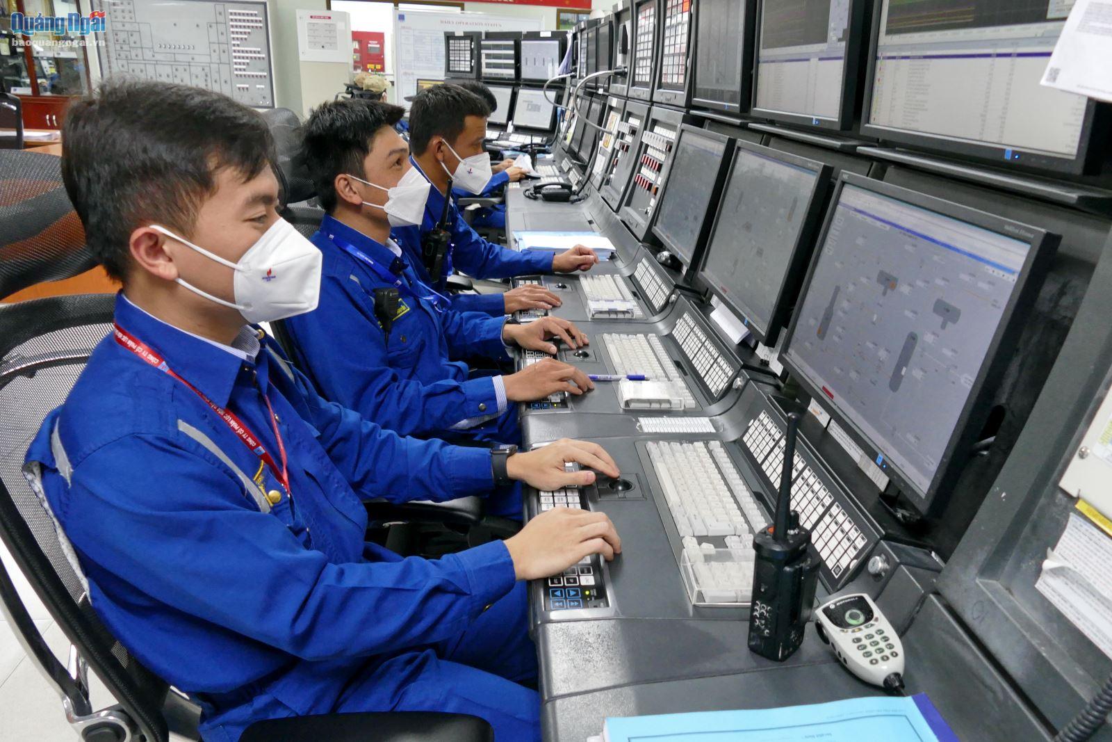 Kỹ sư tại Phòng điều khiển trung tâm (CCC) tập trung vận hành NMLD Dung Quất hoạt động an toàn, ổn định khi bão đổ bộ.
