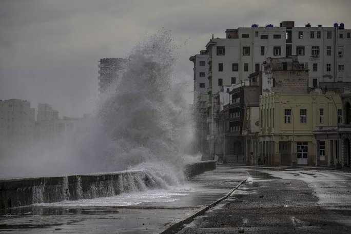 Trung tâm bão quốc gia cảnh báo các đợt sóng lớn, gió mạnh và mưa lớn có thể sẽ tiếp tục sau khi cơn bão đổ bộ. Ảnh: AP