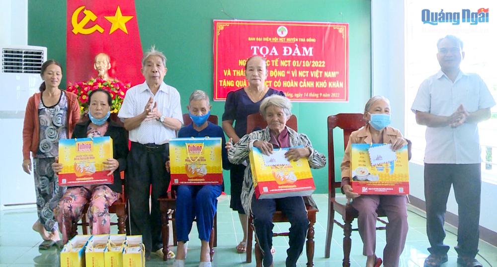 Ban đại diện Hội Người cao tuổi huyện Trà Bồng tặng quà cho người cao tuổi có hoàn cảnh khó khăn. 