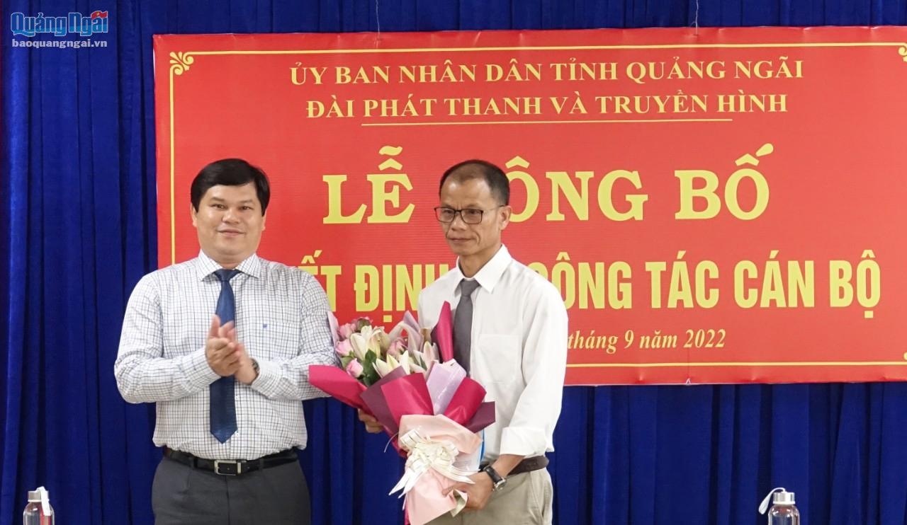 Phó Chủ tịch UBND tỉnh Trần Phước Hiền trao Quyết định và tặng hoa chúc mừng ông Nguyễn Anh Tuấn.