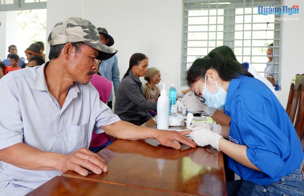 Đoàn y, bác sĩ câu lạc bộ Thầy thuốc trẻ tỉnh khám bệnh, phát thuốc miễn phí cho người dân ở thôn Quế, xã Trà Bùi (Trà Bồng).                                Ảnh: Đăng Sương