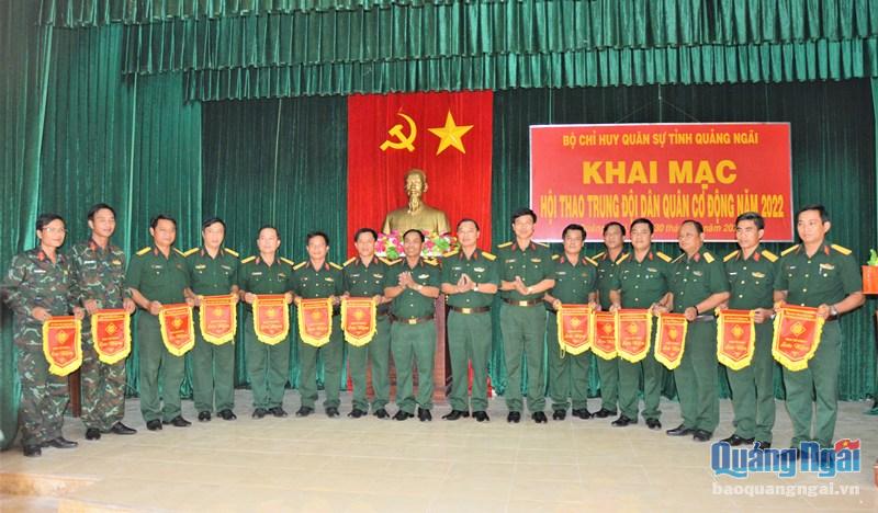 Lãnh đạo Bộ CHQS tỉnh trao cờ lưu niệm cho các đơn vị tham gia hội thao.