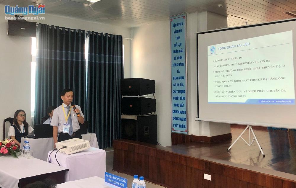 Bác sĩ Lê Cao Tuấn - Phó Giám đốc Bệnh viện Sản - Nhi tỉnh trình bày chuyên đề y khoa thuộc lĩnh vực Sản khoa tại hội nghị.