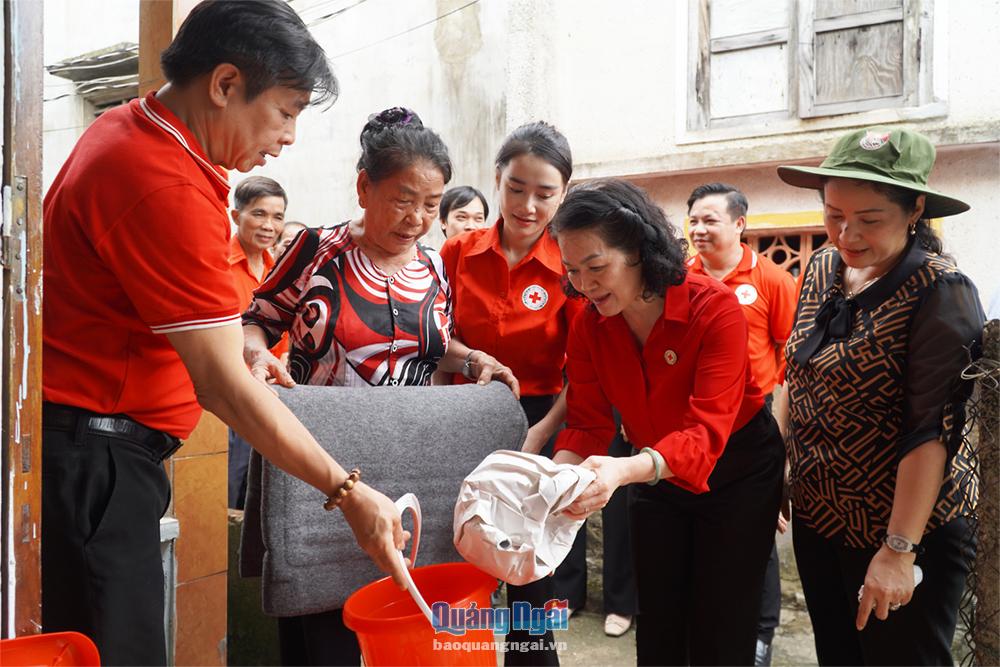 Đoàn tới thăm, động viên và tặng quà cho gia đình bà Nguyễn Thị Bê (71 tuổi), ở thôn Tuyết Diêm 1, xã Bình Thuận.
