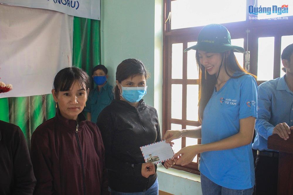 Hoa hậu Thùy Tiên trao quà cho người dân bị thiệt hại nhà 1 phần do bão số 4 gây ra tại xã Ba Vì (Ba Tơ)