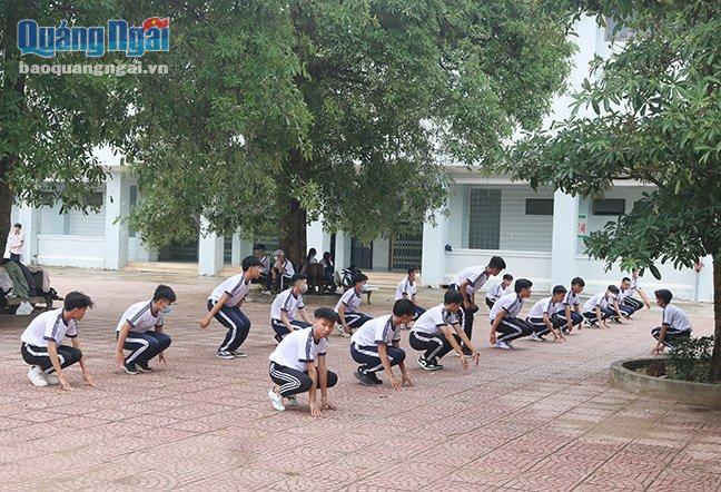 Học sinh Trường THPT Thu Xà (Tư Nghĩa) trong giờ học môn Thể dục.