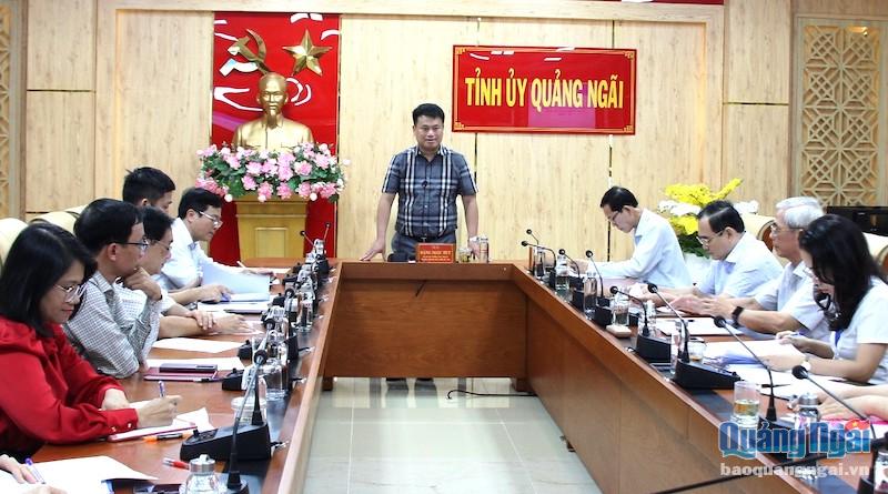 Phó Bí thư Thường trực Tỉnh ủy, Trưởng đoàn ĐBQH tỉnh Đặng Ngọc Huy phát biểu tại hội nghị.