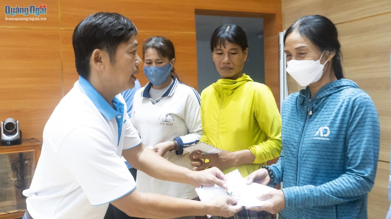 Phóng viên Báo Thanh Niên trao quà cho bà con Lý Sơn bị thiệt hại sau bão số 4.