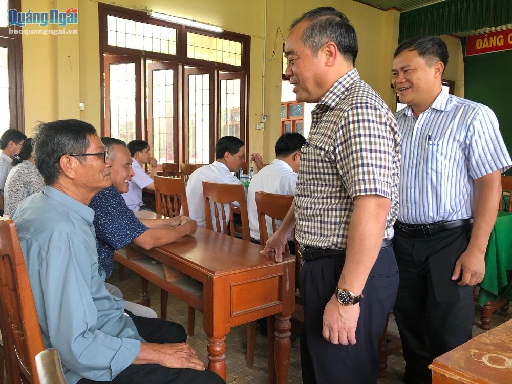 Phó Chủ tịch Thường trực UBND tỉnh Trần Hoàng Tuấn trao đổi với cử tri xã Hành Thuận.