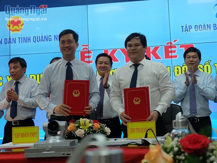  Phó Chủ tịch UBND tỉnh Trần Phước Hiền (hàng đầu, bên phải) và đại diện Tập đoàn VNPT ký kết hợp tác xây dựng Chiến lược chuyển đổi số tỉnh Quảng Ngãi đến năm 2025, định hướng đến năm 2030. ẢNH: B.HÒA
