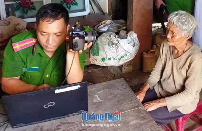 Cán bộ Công an huyện Trà Bồng làm thủ tục cấp định danh điện tử cho người dân.