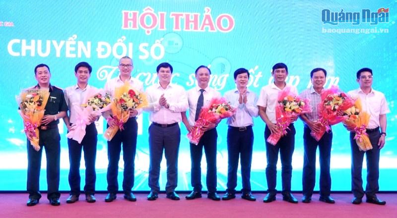 Phó Chủ tịch UBND tỉnh Trần Phước Hiền và lãnh đạo Sở TT&TT tặng họa cho các diễn giả tại hội thảo.