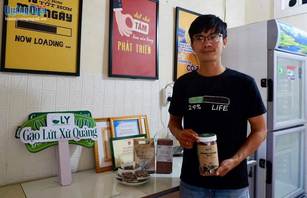 Các sản phẩm làm từ gạo lứt của anh Bạch Thanh Phú, ở xã Tịnh Phong (Sơn Tịnh) được nhiều khách hàng tin dùng. ẢNH: ĐĂNG SƯƠNG