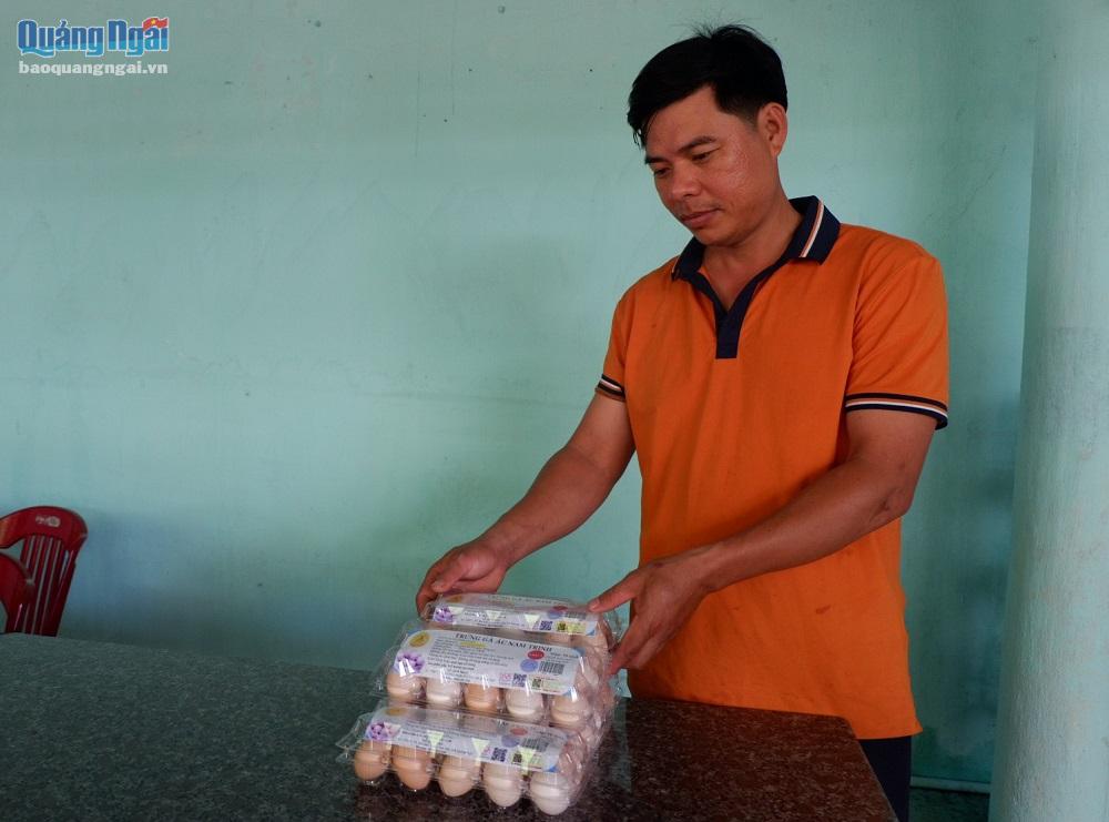 Anh Đỗ Quý Nam khởi nghiệp thành công với mô hình nuôi gà ác. ẢNH: ĐĂNG SƯƠNG