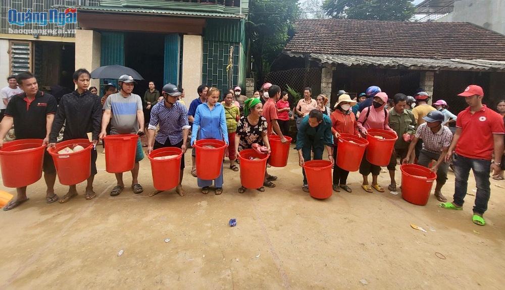 Người dân huyện Kỳ Sơn (Nghệ An) đón nhận các thùng hàng đồ dùng gia đình do các tình nguyện viên chữ thập đỏ trao tặng.