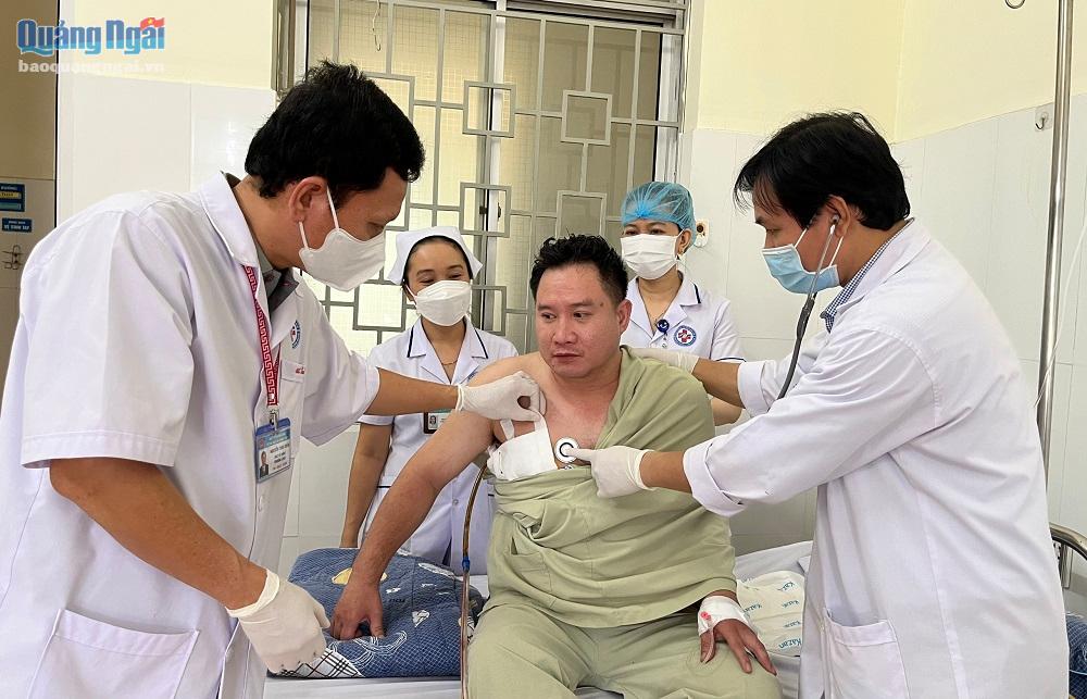 Các bác sĩ Bệnh viện Đa khoa tỉnh khám cho bệnh nhân bị gỗ keo đâm xuyên ngực sau phẫu thuật.