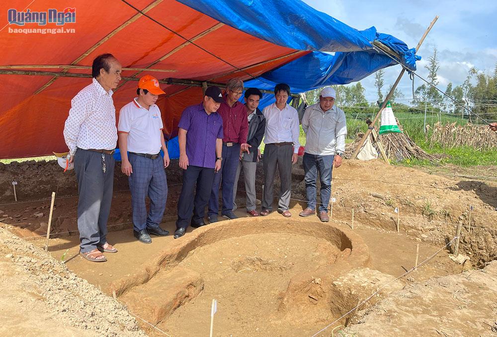 Phó Chủ tịch Thường trực UBND tỉnh Trần Hoàng Tuấn cùng các đơn vị liên quan kiểm tra tại điểm phát hiện lò nung tại các hố khai quật thăm dò thành Châu Sa.